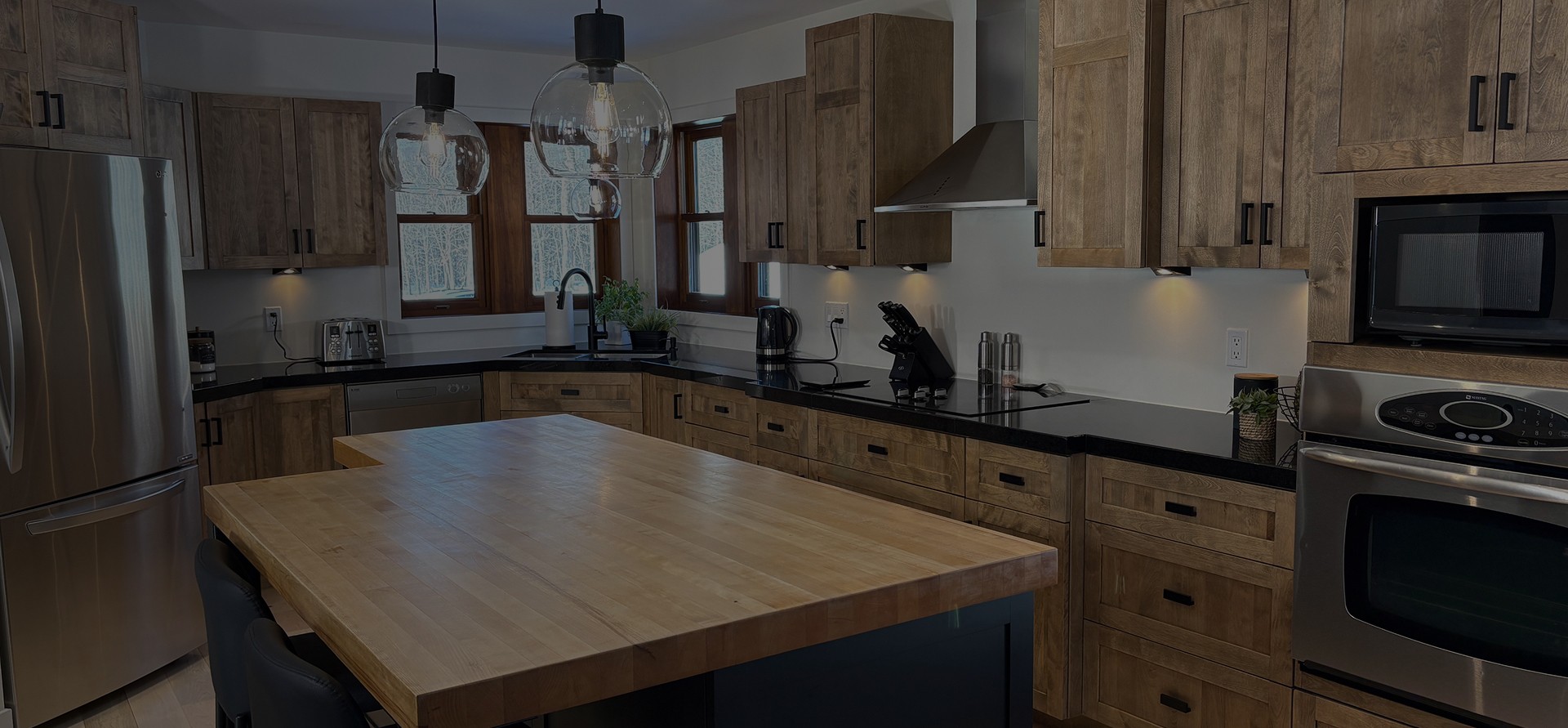 Intérieur de l'atelier de Le Décapeur A.C., vue panoramique.