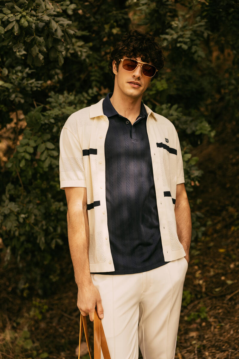 Mannequin portant un polo inspiré de l'univers du tennis blanc et noir dans le lookbook de Wilson Courtstyle