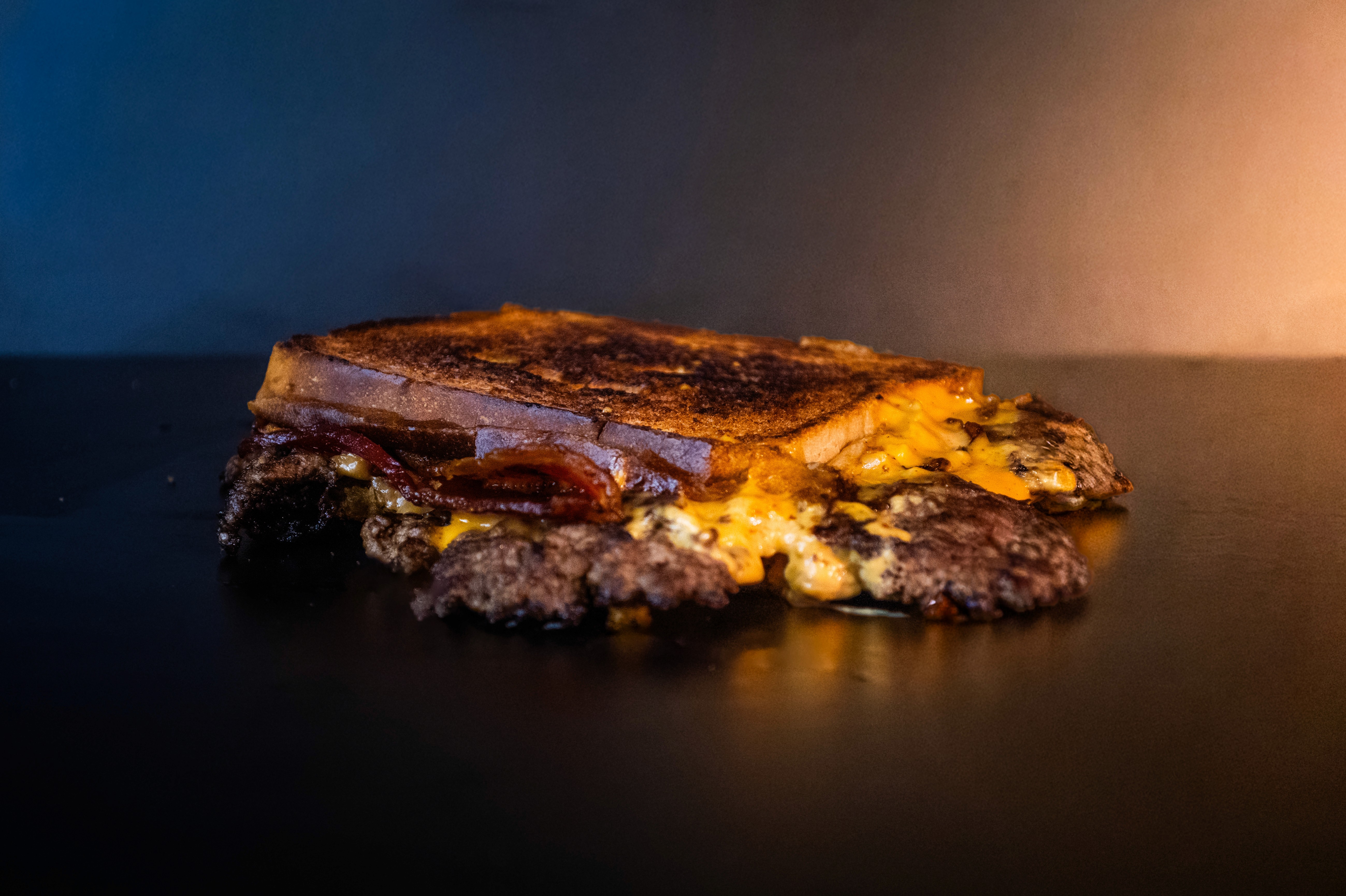 tostado con Cheddar, panceta, cebolla crispy, salsa Gommy.