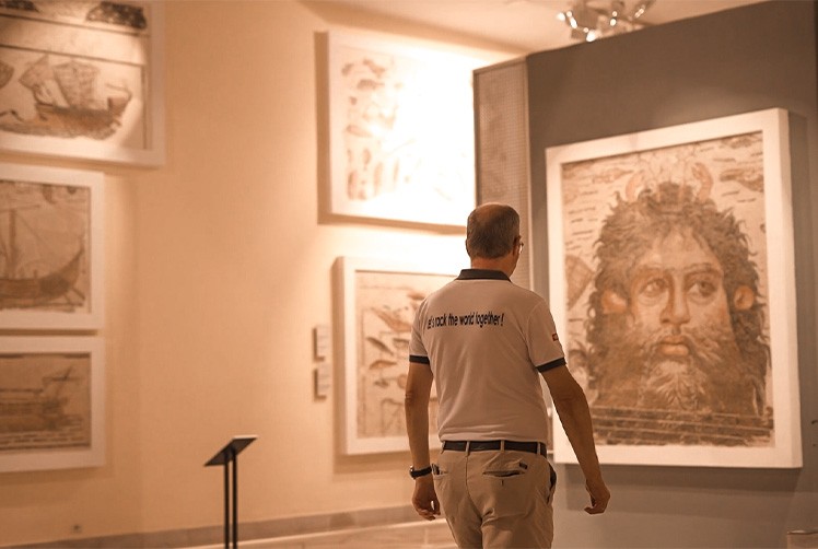 Excursion culturelle au musée du Bardo devant une mosaïque romaine