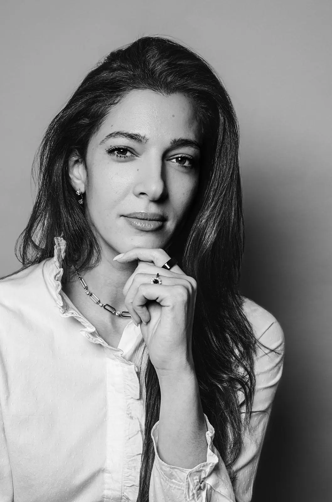 Portrait en noir et blanc de Maître Shérazade Trabelsi Chouli, avocate fondatrice de STC Avocat.