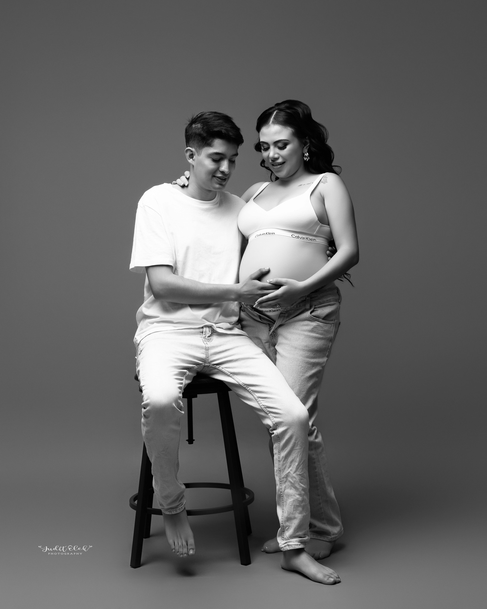 Sesión de embarazo en blanco y negro en estudio fotográfico