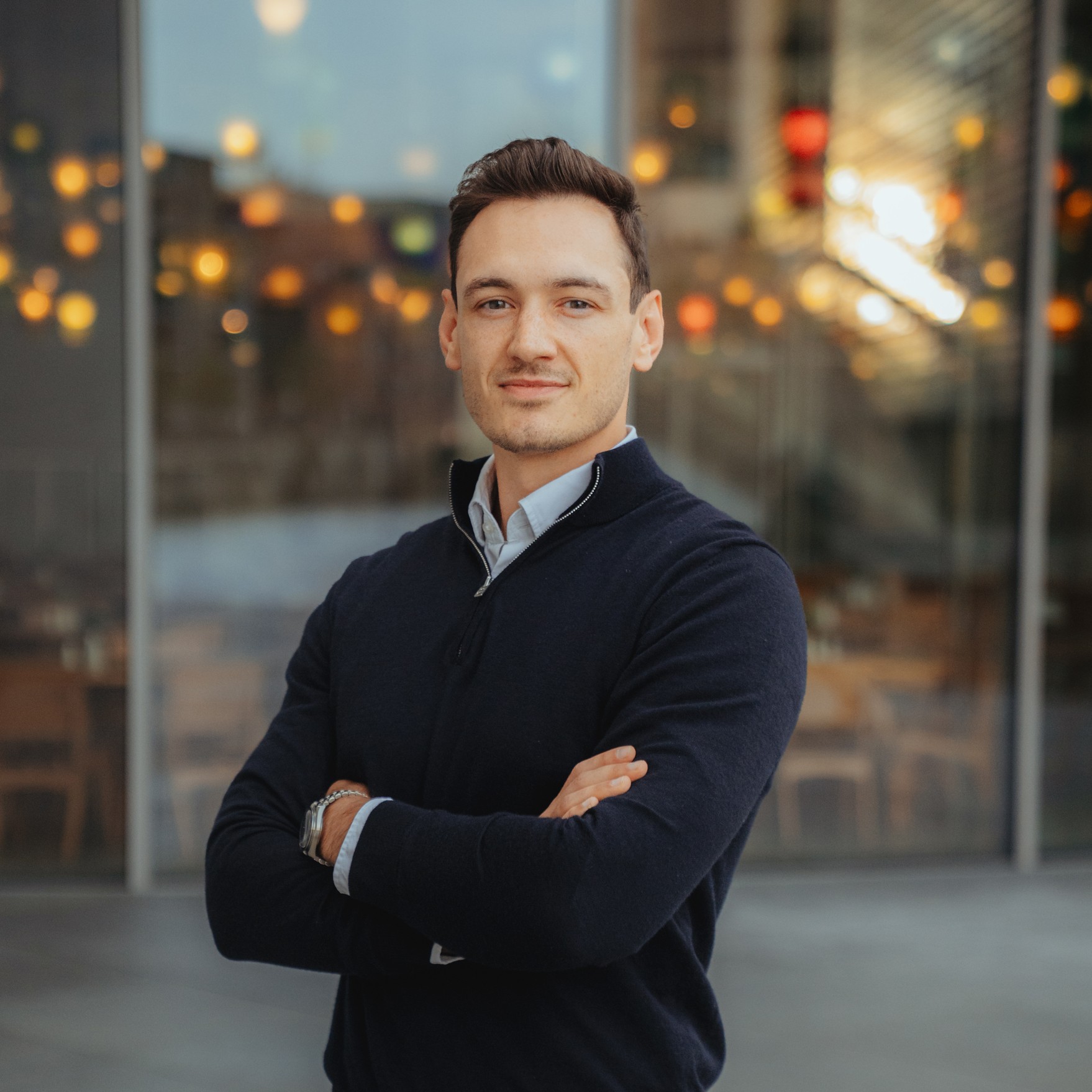 Männliche person im Regierungsviertel Berlin Portraitfotografie Steuerberater