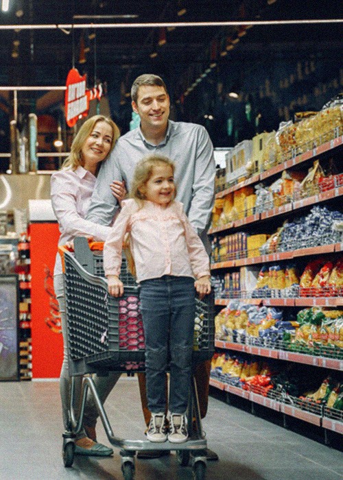 Familia de compras en un supermercado