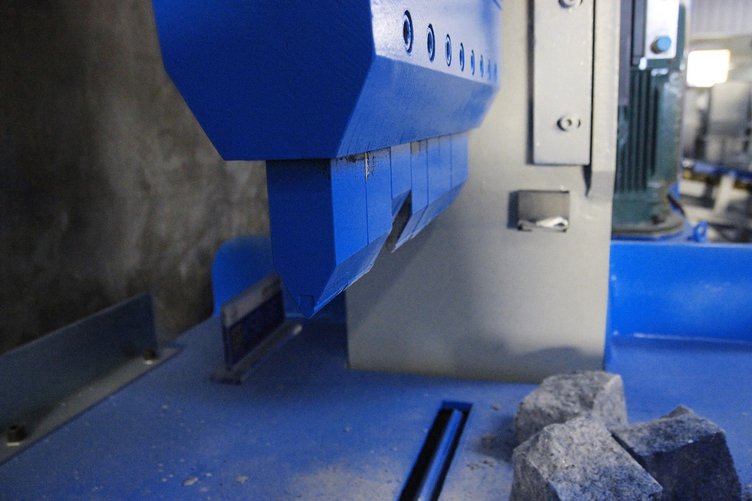 Close-up of the stone splitting machine's precision blades, capable of cutting stone into small bricks for decorative paving and mosaic applications.