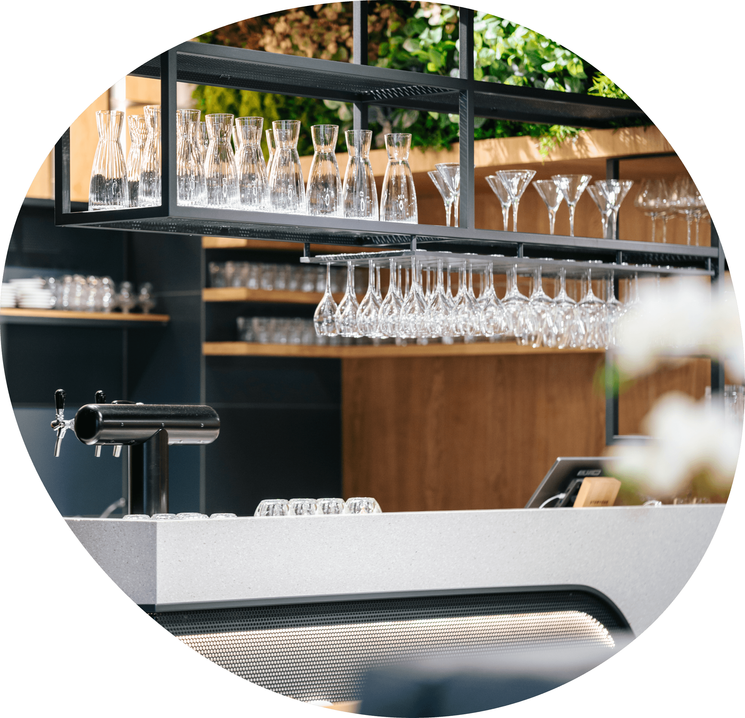 Interiér moderního bistra s barovým pultem a sklenicemi na víno.