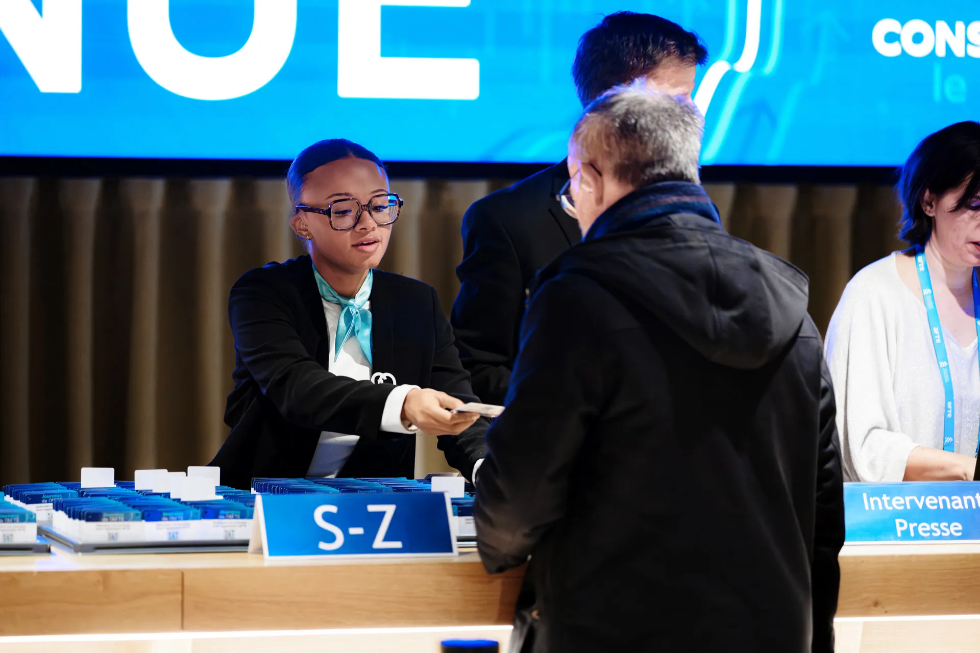 Remise de badge à l’entrée du salon AFTE 2025 – photographie accueil événement corporate