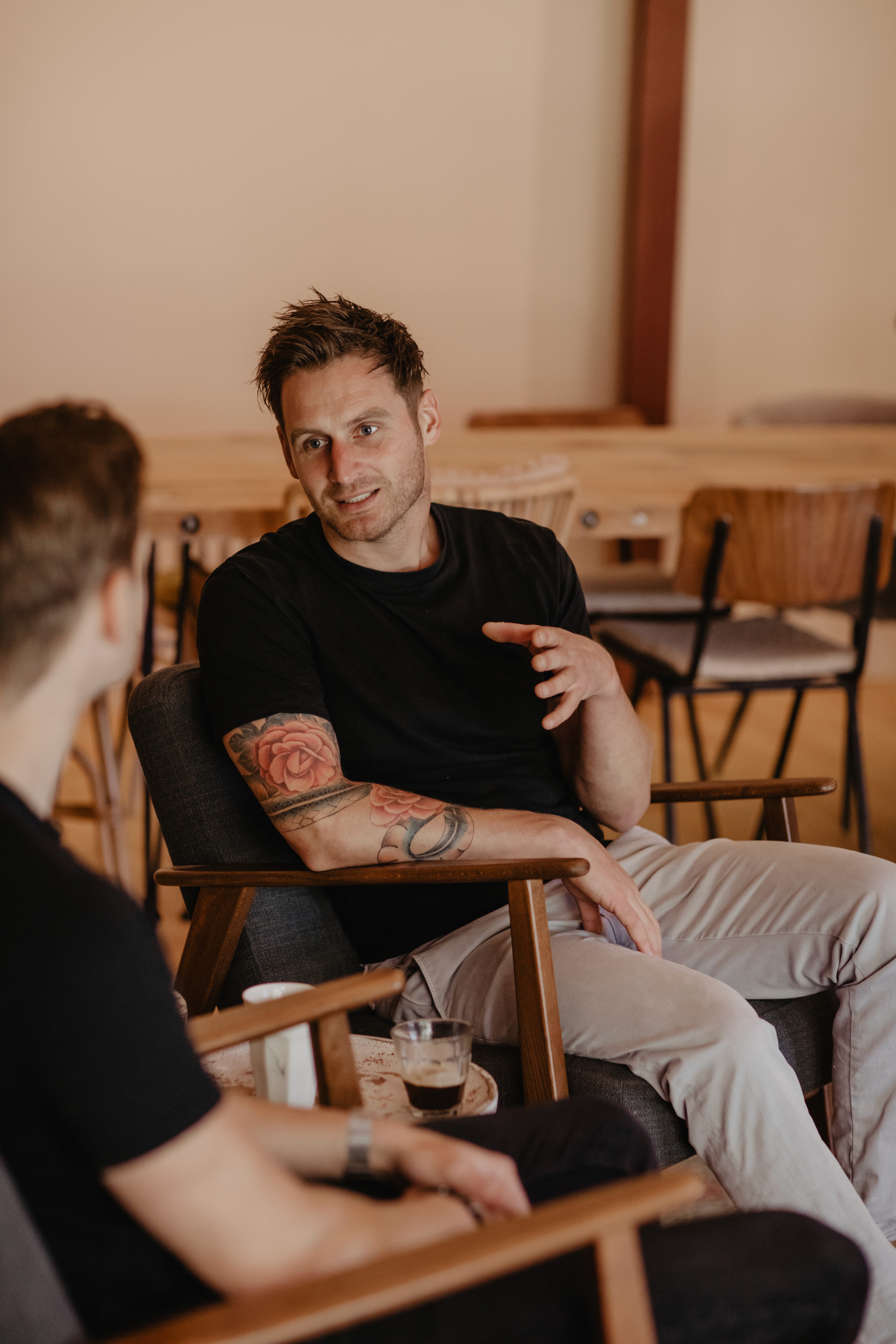 de therapeut legt uit hoe een sessie verloopt