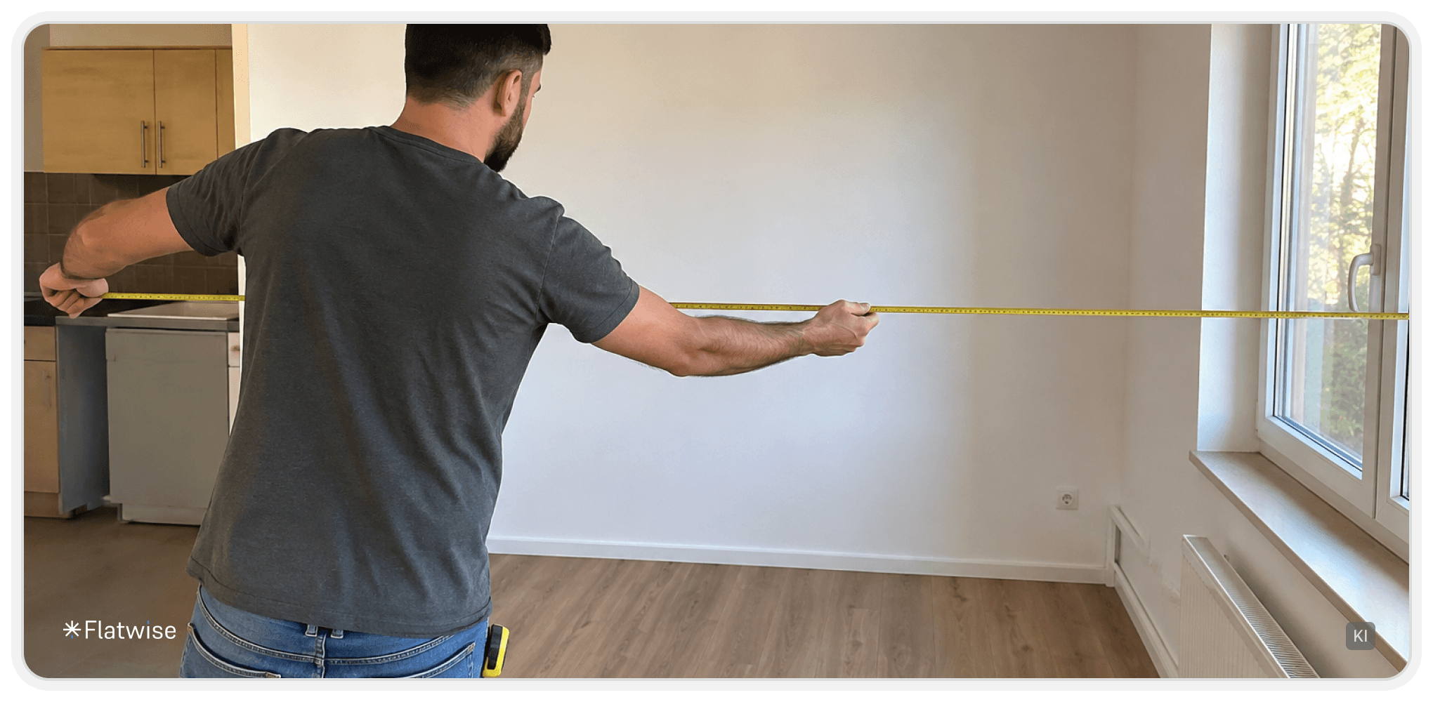 Person misst mit einem Maßband die Breite eines leeren Zimmers in einer Wohnung aus, KI generiert