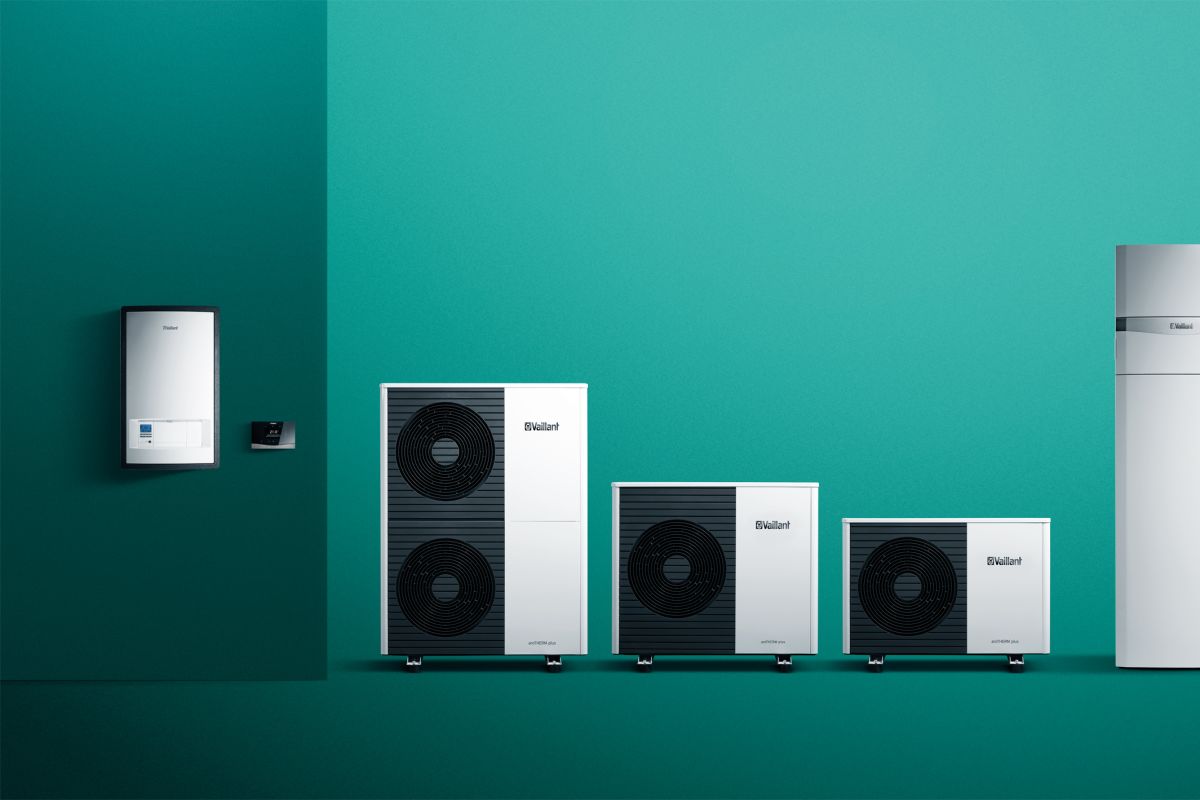 Vaillant aroTHERM plus Wärmepumpen in unterschiedlichen Leistungsgrößen mit Innen- und Außeneinheiten – effiziente Heizsysteme für jedes Gebäude und jede Anwendung.