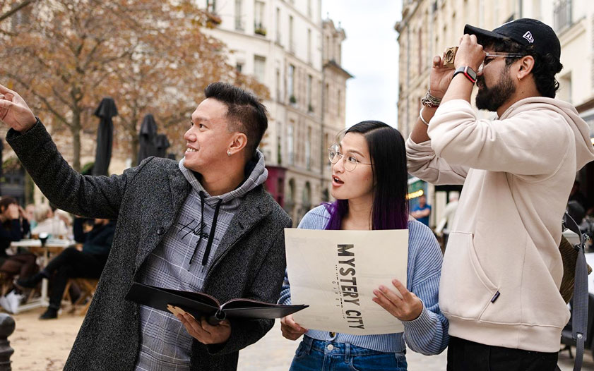 一行人正使用 Mystery City Games 地圖探索布拉格。