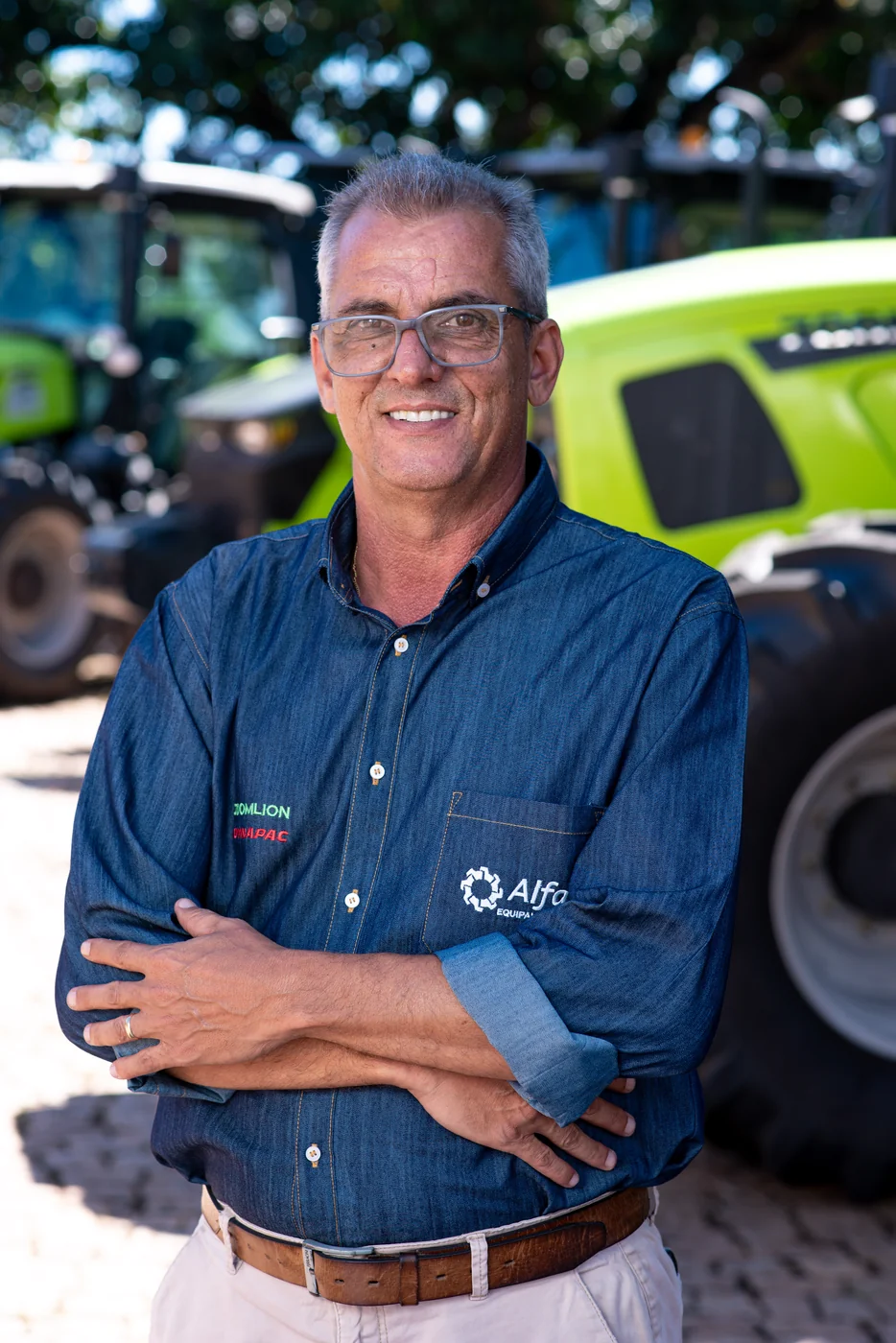 Colaborador da Alfa Equipamentos diante de trator Zoomlion em Mato Grosso do Sul