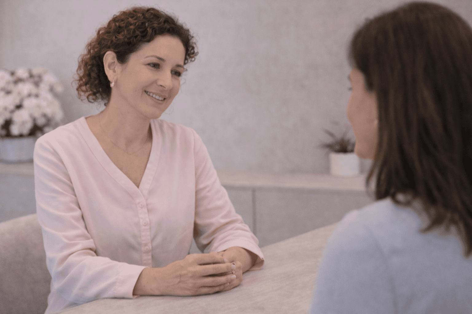 profissional conversando com paciente durante anamnese