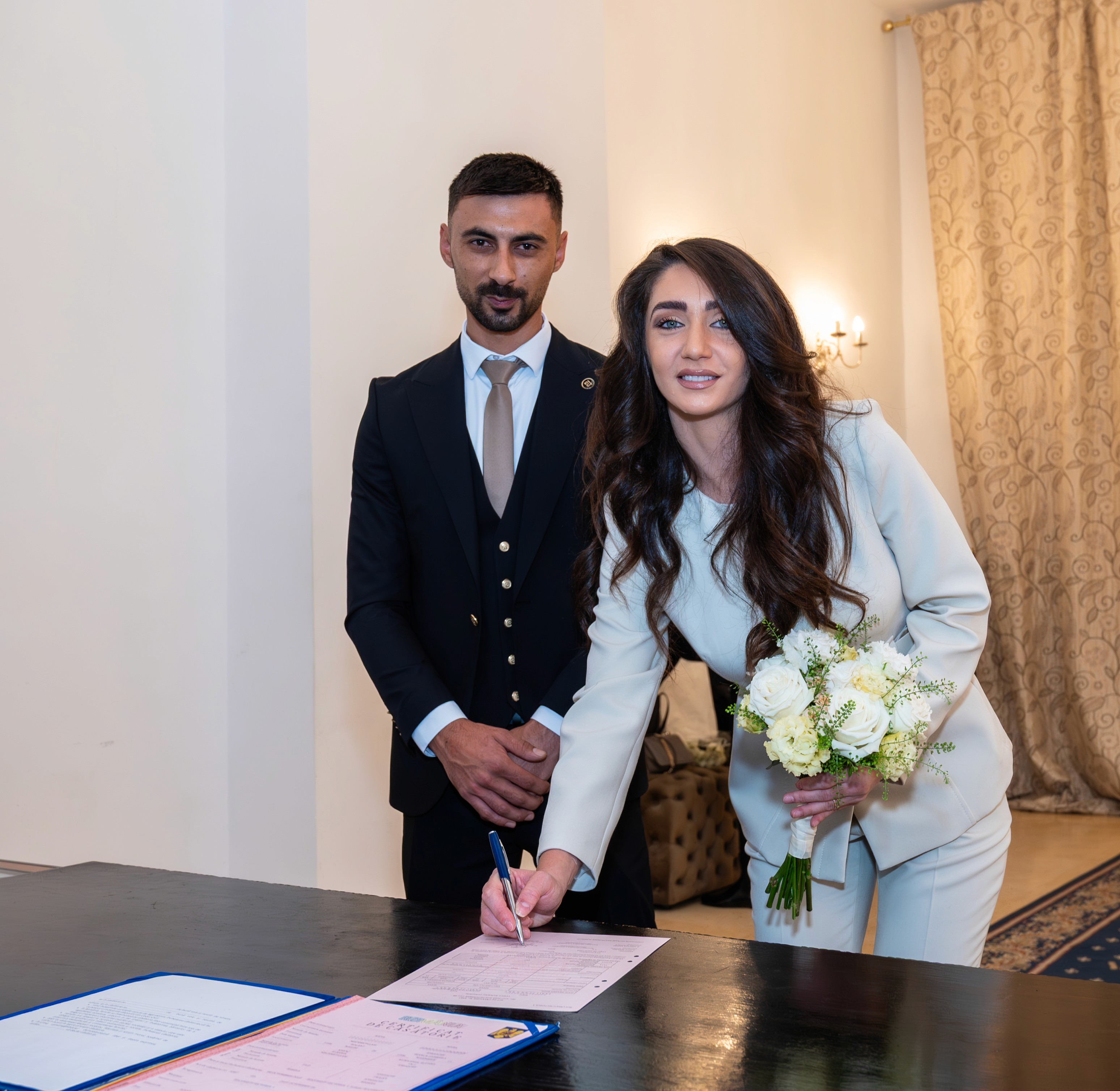 Cuplu la cununia civilă în București, surprins în momentul semnării actelor – fotograf de evenimente și cununie civilă.