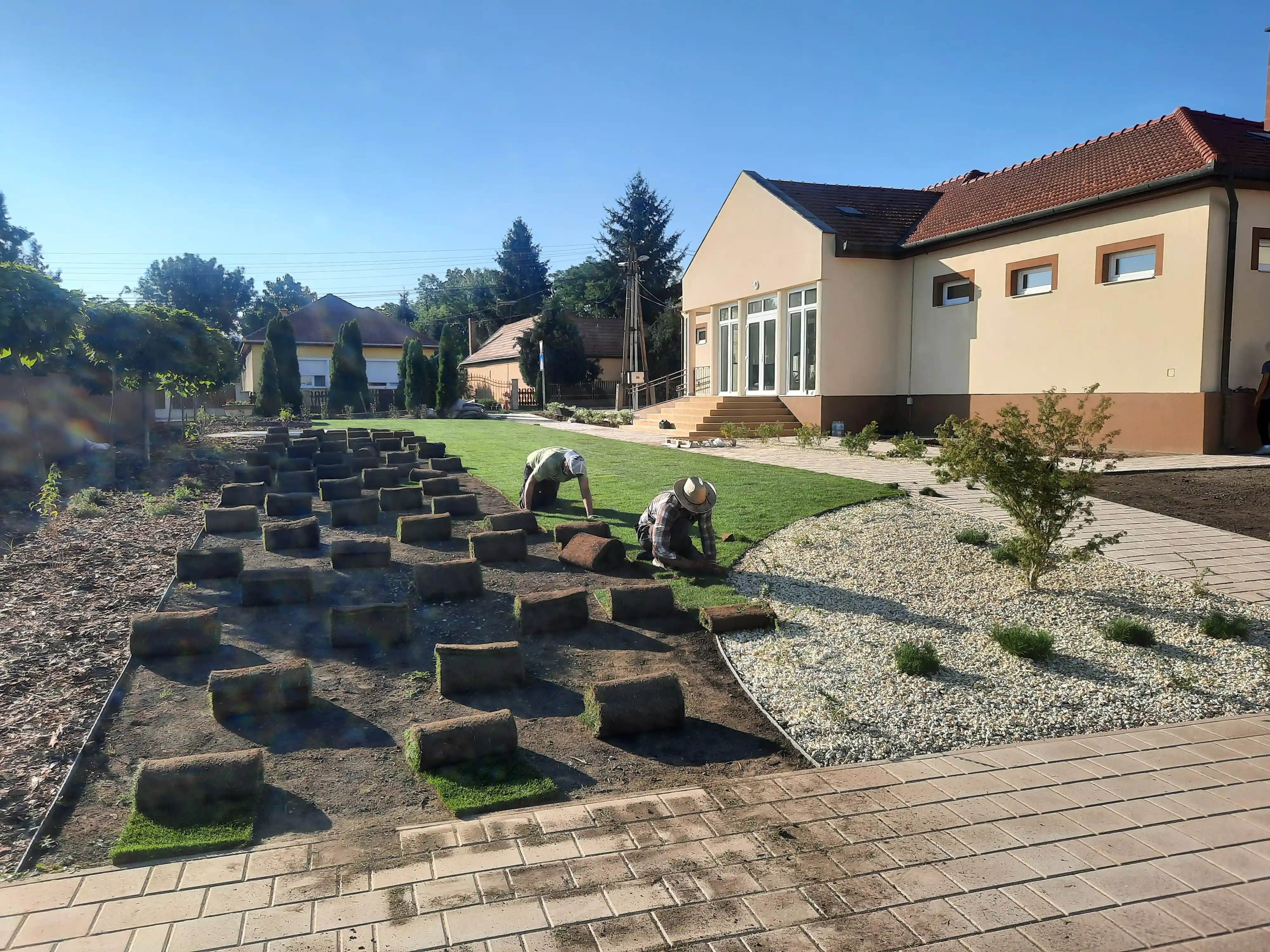 Modern közterület kialakítás térkőburkolattal és dísznövényekkel