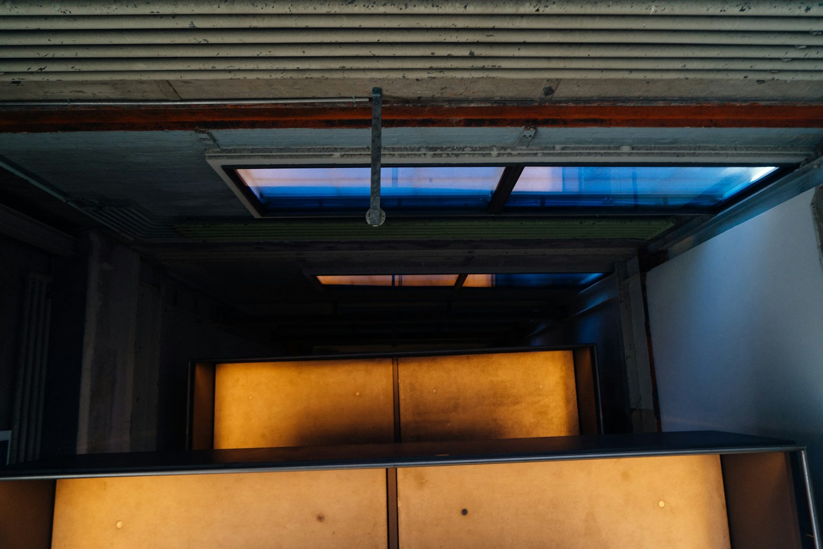 Loft Belleville — atelier transformé, béton et verrière