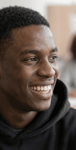 Portrait de Kylian, étudiant en L1 Sciences du Numérique à l'ICEA Martinique, témoignant de l'accompagnement bienveillant et de la confiance des professeurs au sein de son cursus.