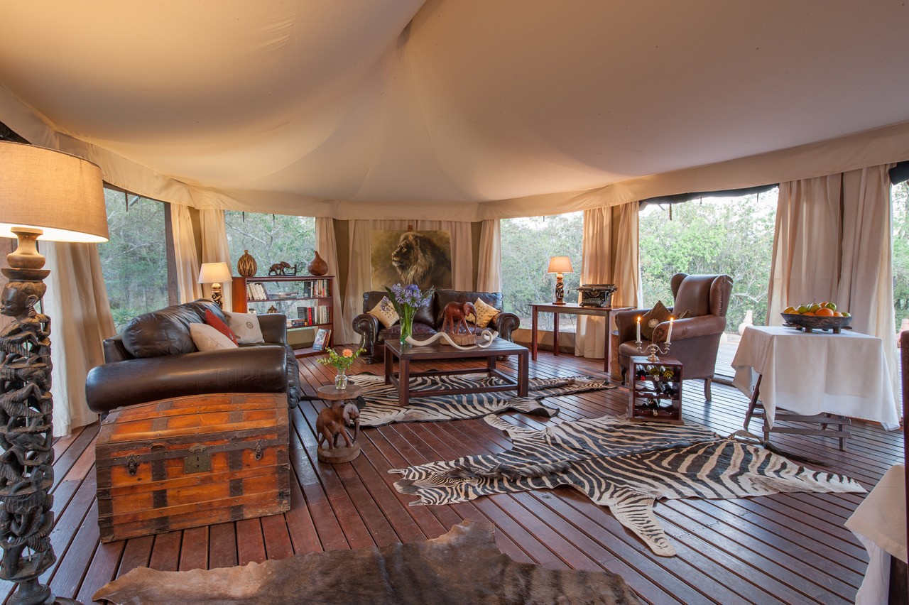 African Explorer, Waterberg, Sydafrika – Camp Davidson main area, rustikt inredd lounge på ridsafari i Afrika.