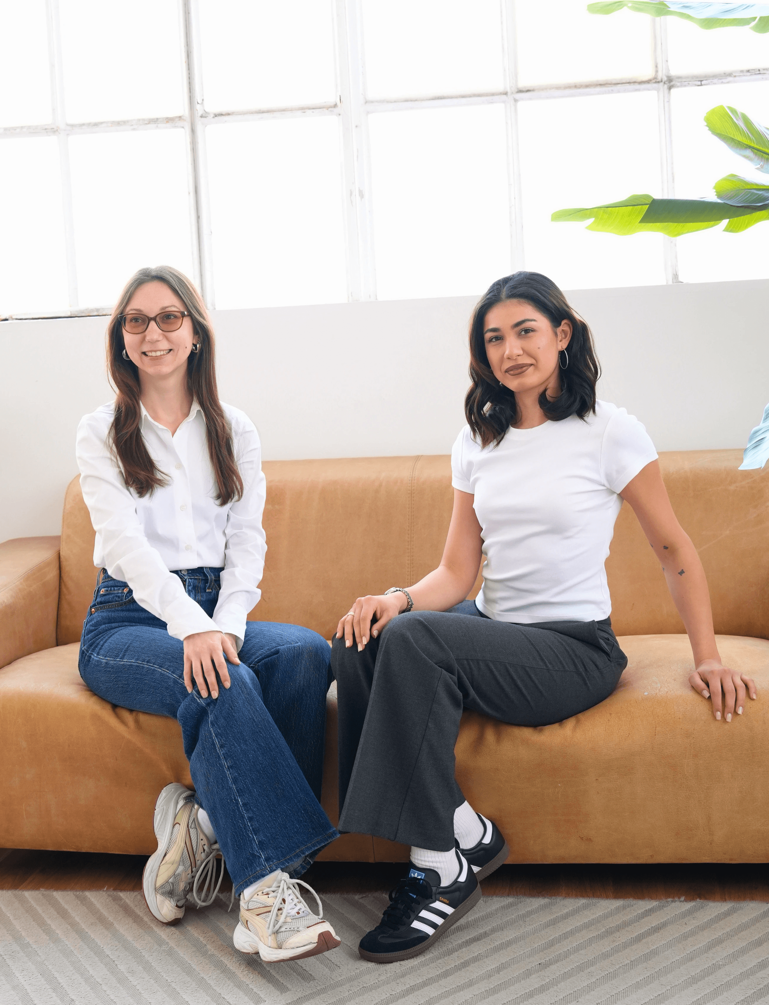 Lachende junge Frauen - Auszubildende bei der reltix Hausverwaltung