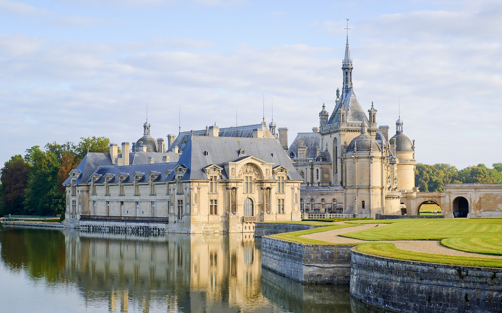 尚蒂伊城堡倒映在水中，展现其宏伟的建筑风貌。