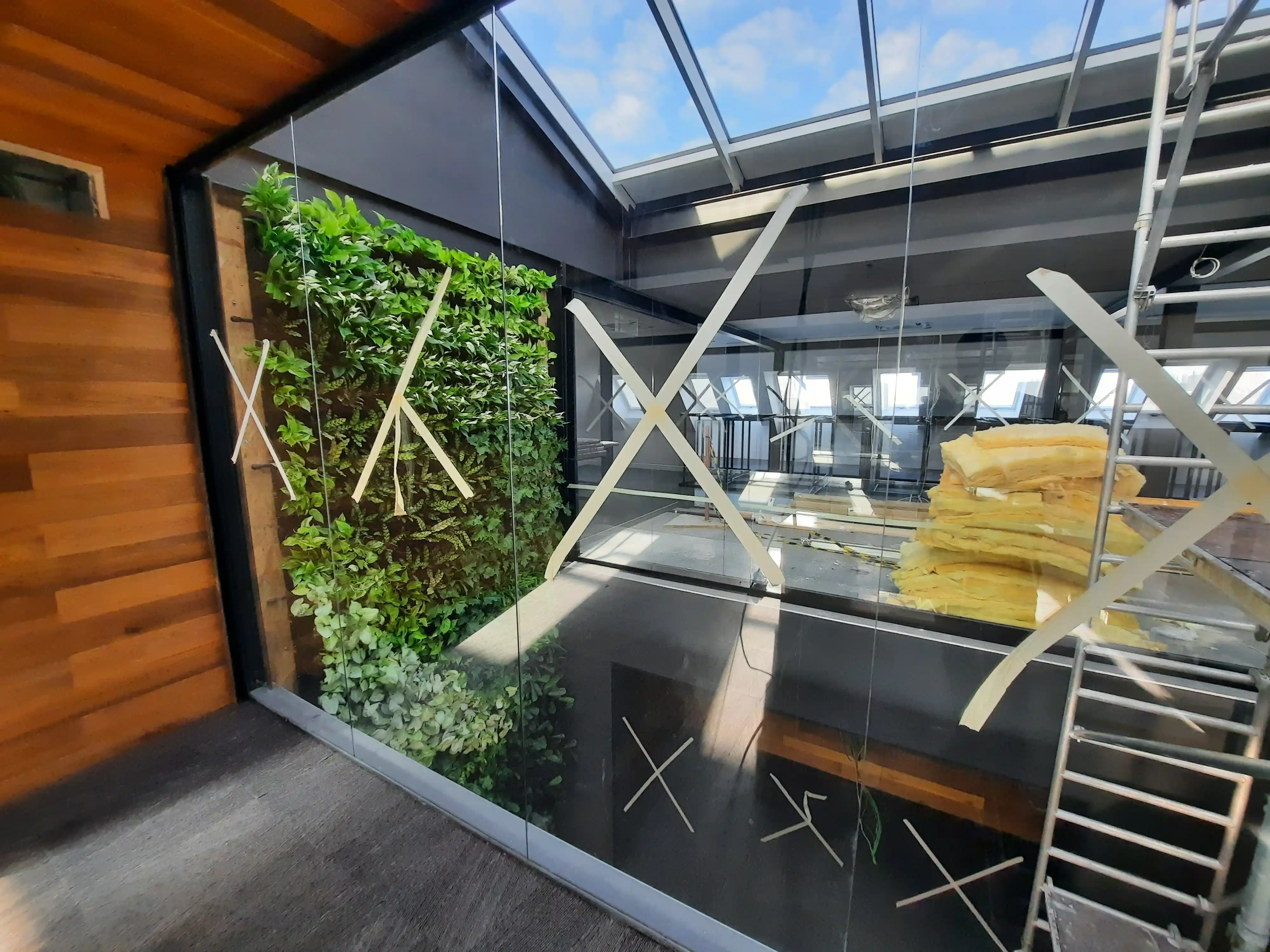  Függőleges kert páfrányokkal és futónövényekkel irodaépület homlokzatán