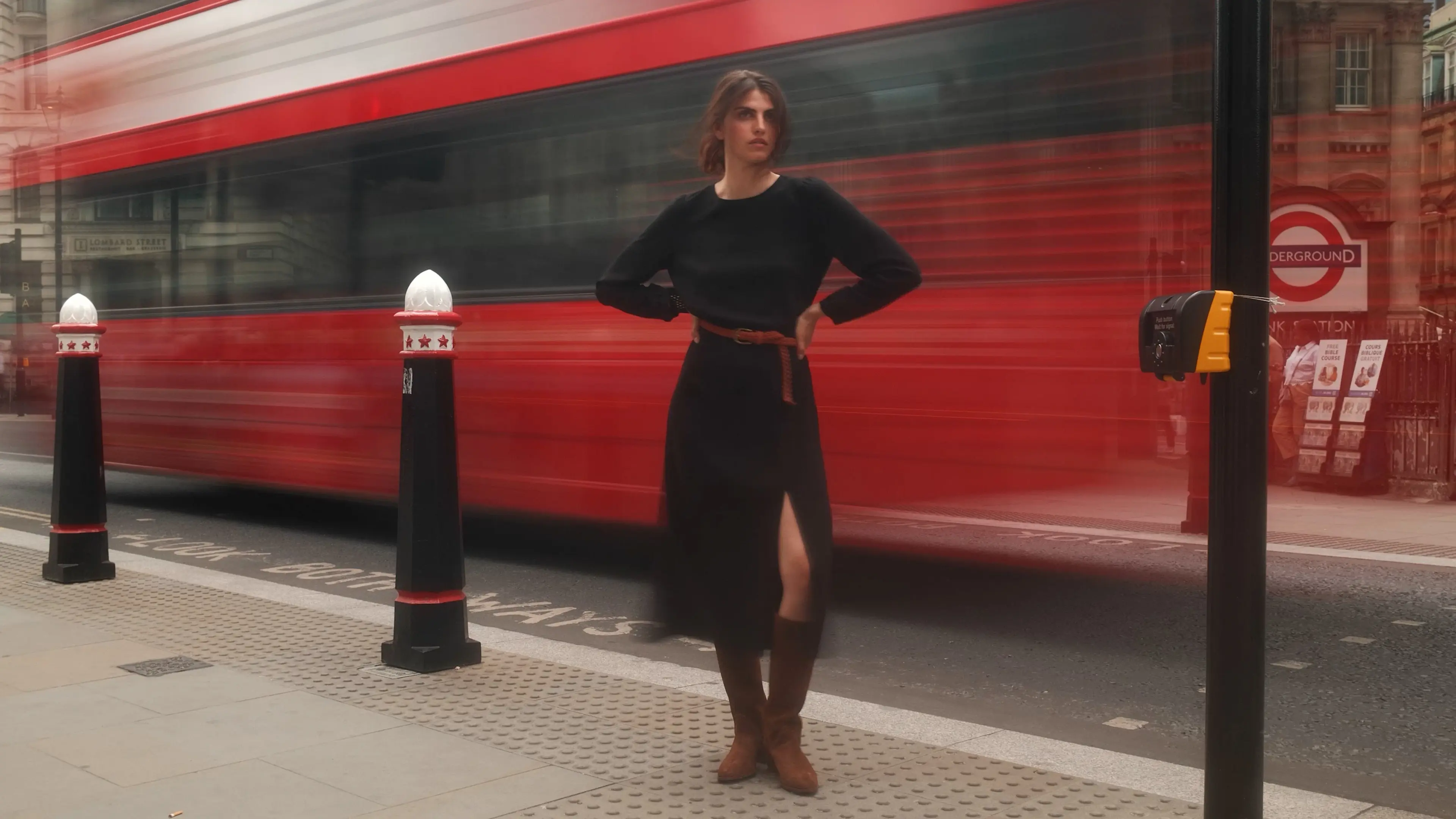 femme devant bus londres, mode joris favraud
