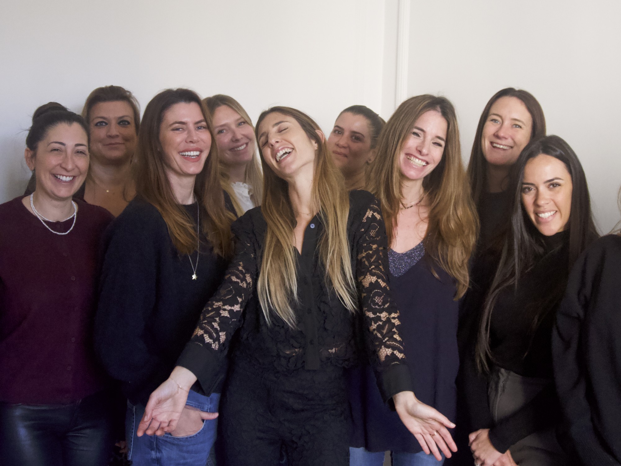 2 femmes de 30 ans environs,  bien habillés, discutent entre elles et semblent heureuses.