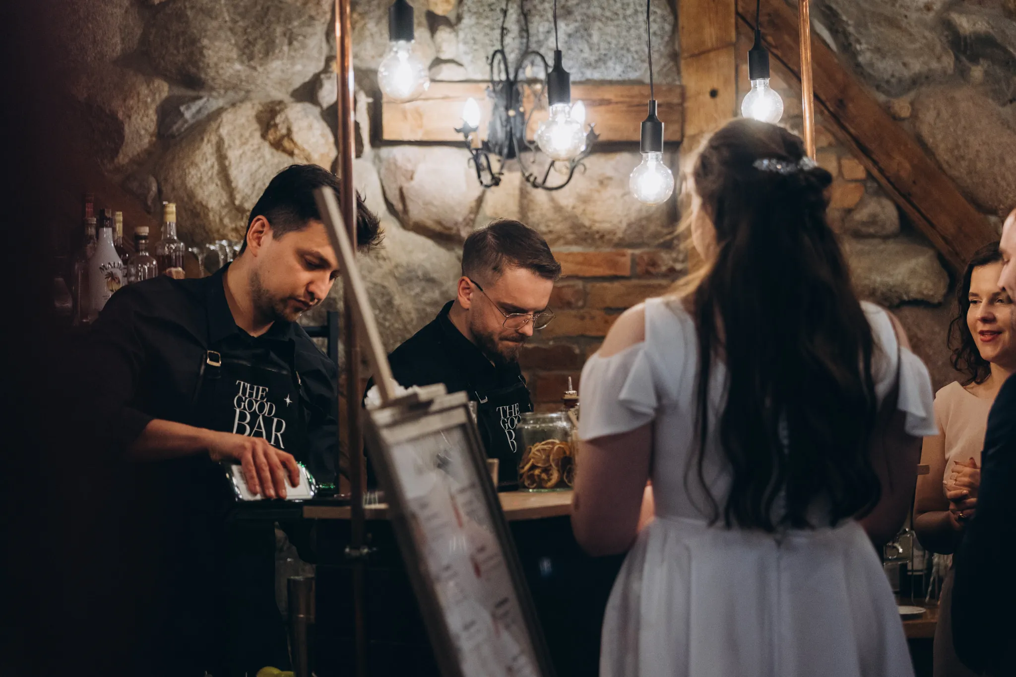 goście mobilnego baru na wesele zachwyceni obsługą barmańską