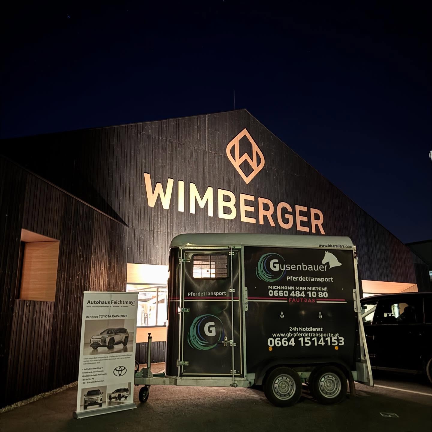 WOW Wimberger Gebäude Außenansicht mit Gusenbauer Pferdetransport Anhänger, der davor steht.