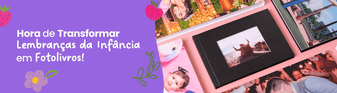 Fotolivro capa dura com fotos de pai e filhos sobre mesa de madeira, com promoção a partir de quarenta e sete reais e noventa centavos e frete grátis