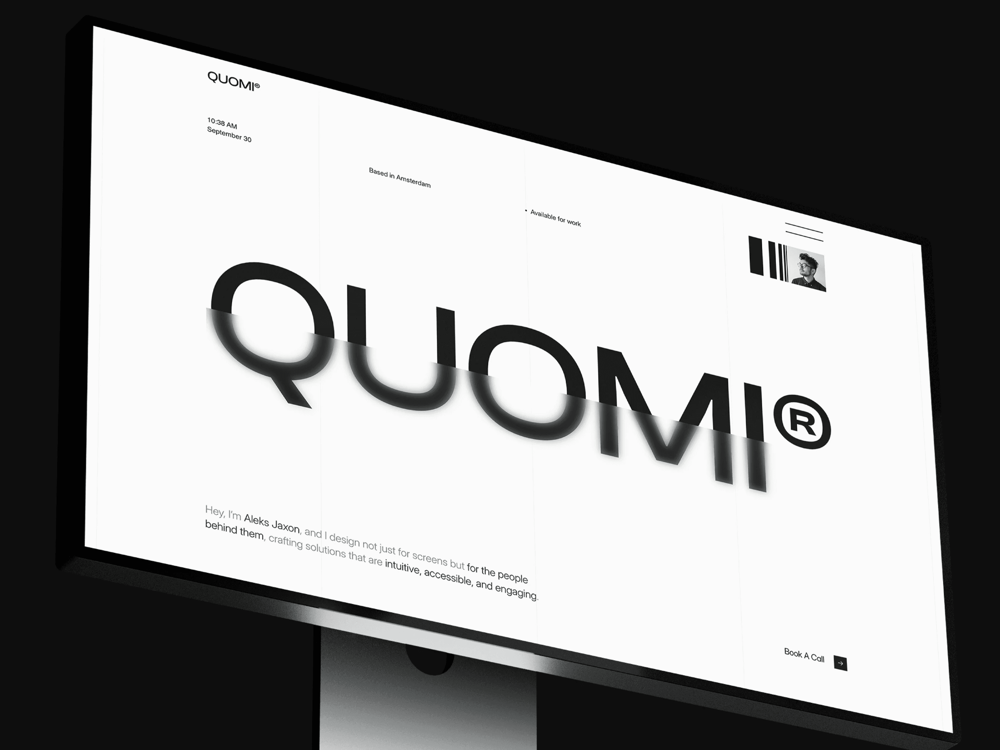 Quomi Screen on a desktop
