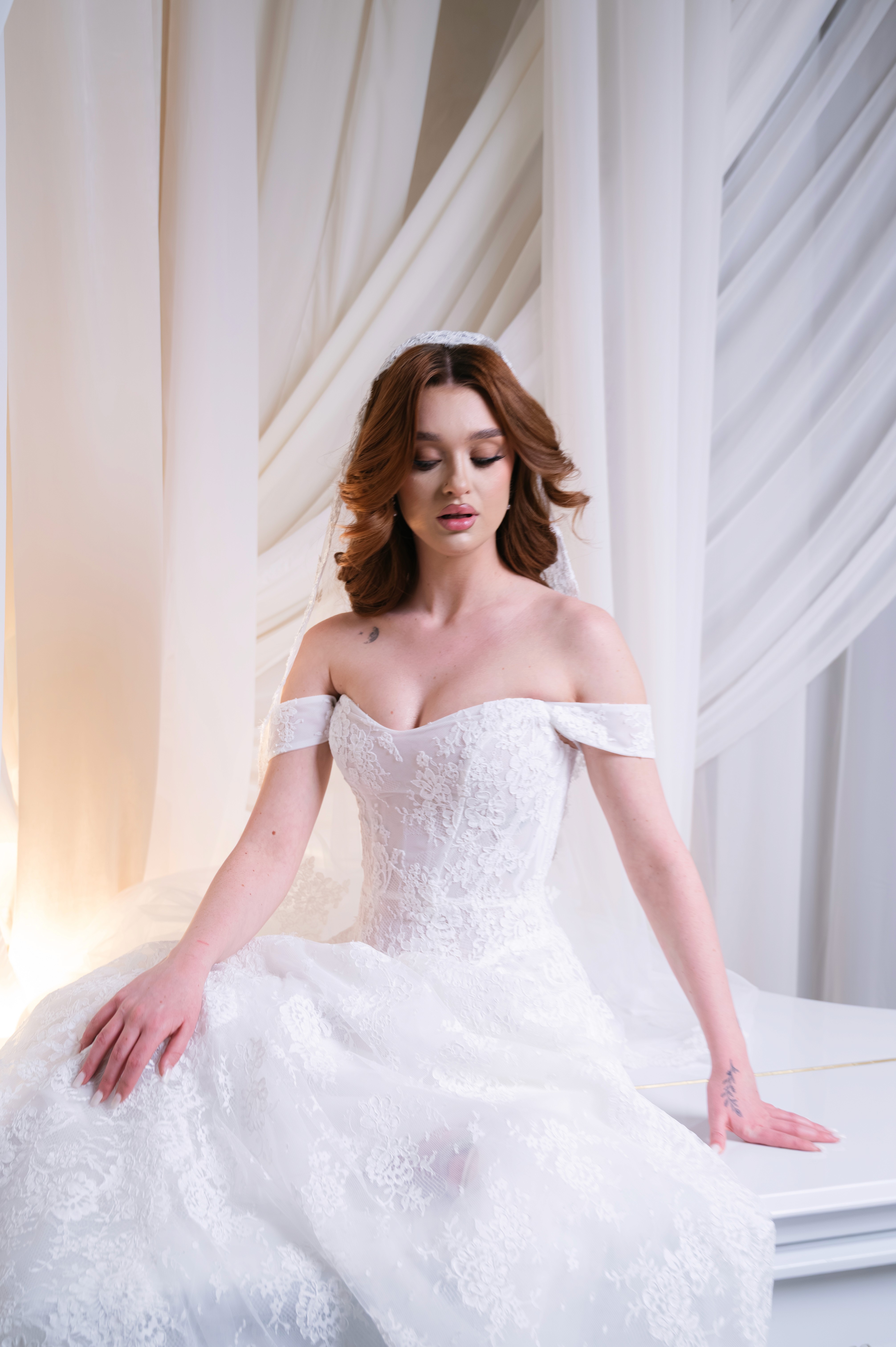 Mireasă fotografiată din spate cu voal și lumină naturală, fotografie de nuntă în București