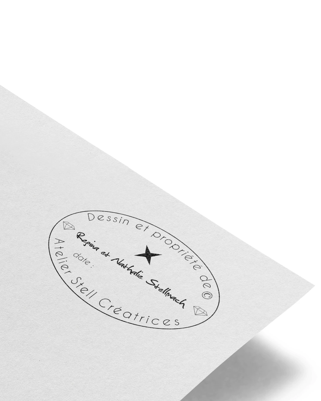 Mockup tampon de propriété sur papier à croquis Atelier Stell Créatrices — élément de papeterie pour sécuriser et authentifier les créations joaillières sur-mesure, Tartelette Concept