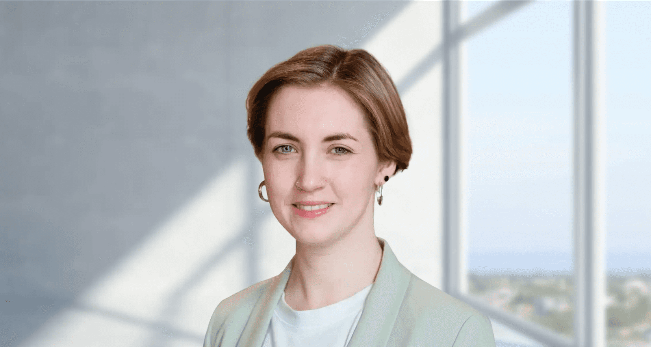 Selina Scherer-Braun, Product Manager & Founder der VisioSEO GmbH, Portrait einer Frau mit kurzen braunen Haaren vor hellem Bürofenster.