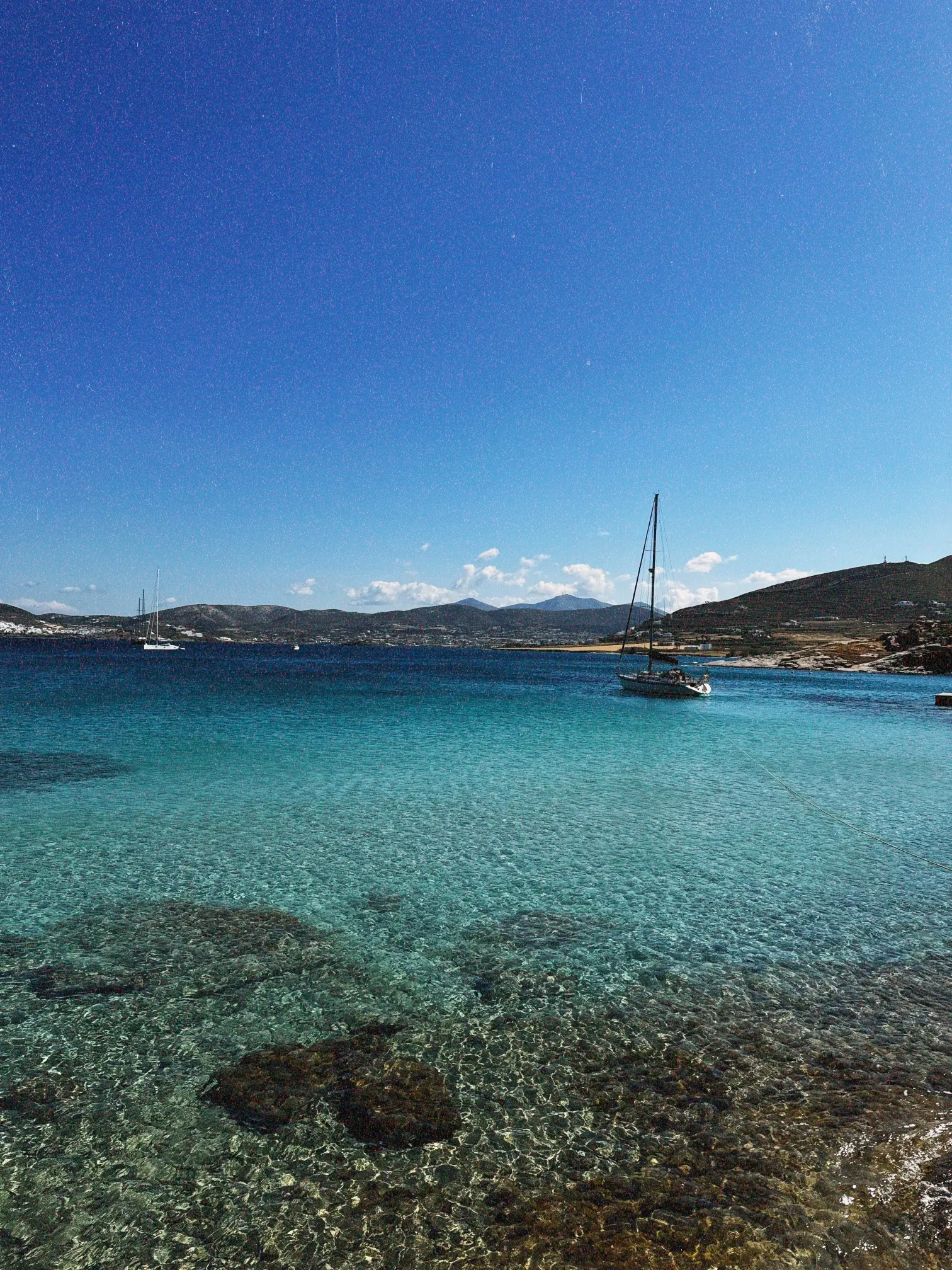 Mer turquoise où navigue des bateaux