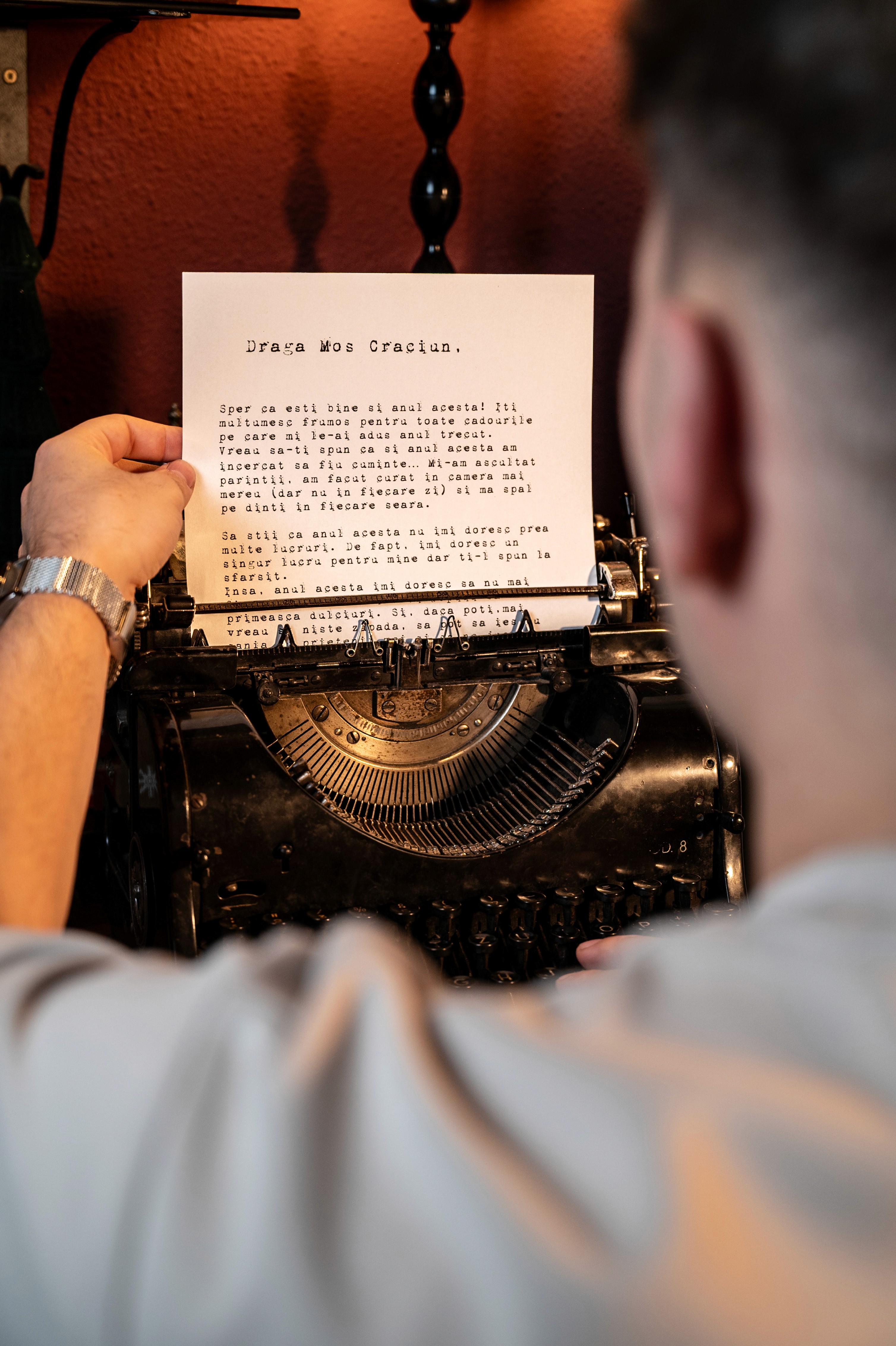 Detaliu artistic din ședință foto de Crăciun, scrisoare pentru Moș Crăciun, fotografie de sărbătoare.