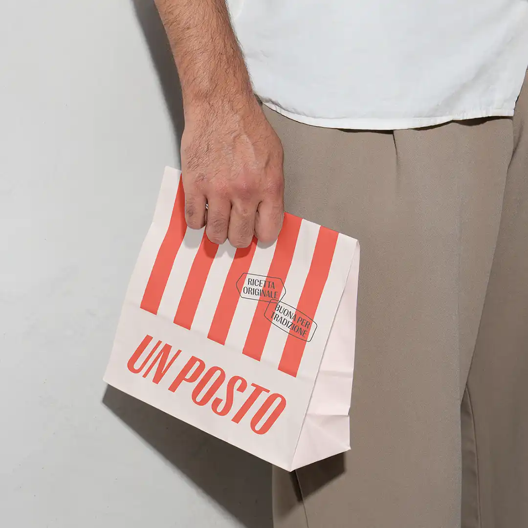 Un Posto Paper bag packaging design