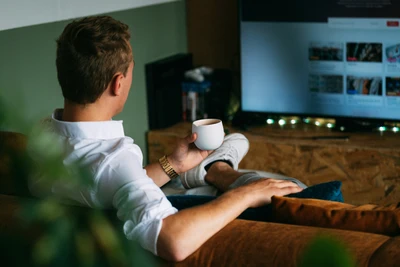 Imagen de hombre viendo la TV