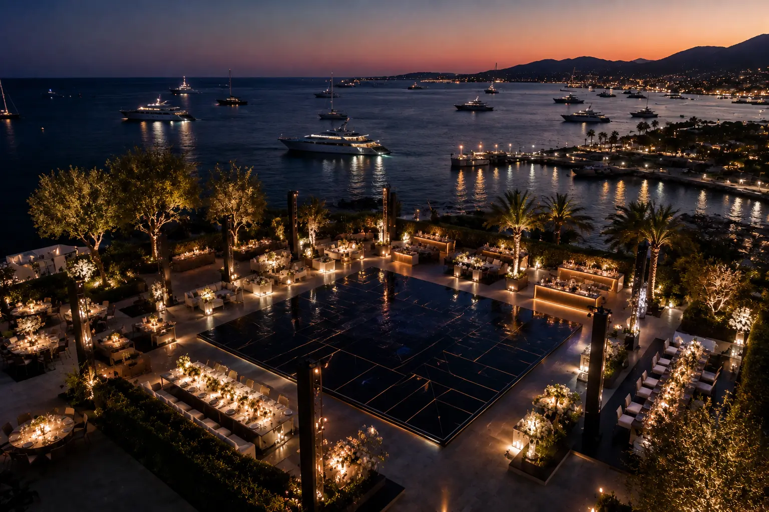 Lieu événementiel de luxe en bord de mer capturé par drone sur la Côte d’Azur au coucher du soleil.