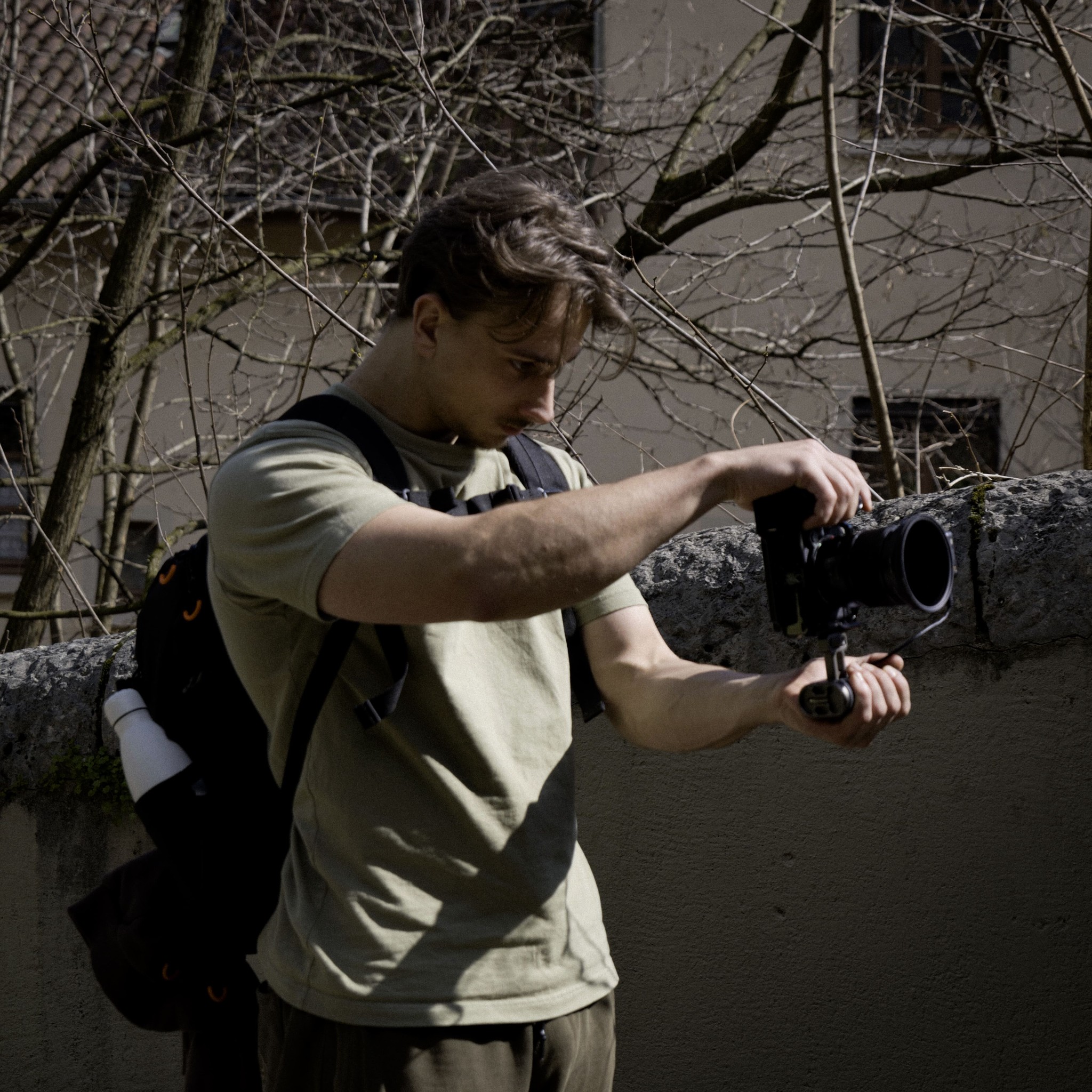 Vidéaste à Grenoble filmant dans des escaliers