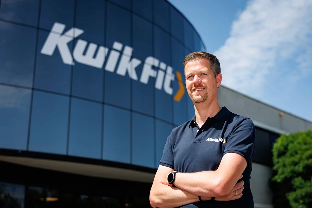 Medewerker van KwikFit voor een KwikFit-vestiging