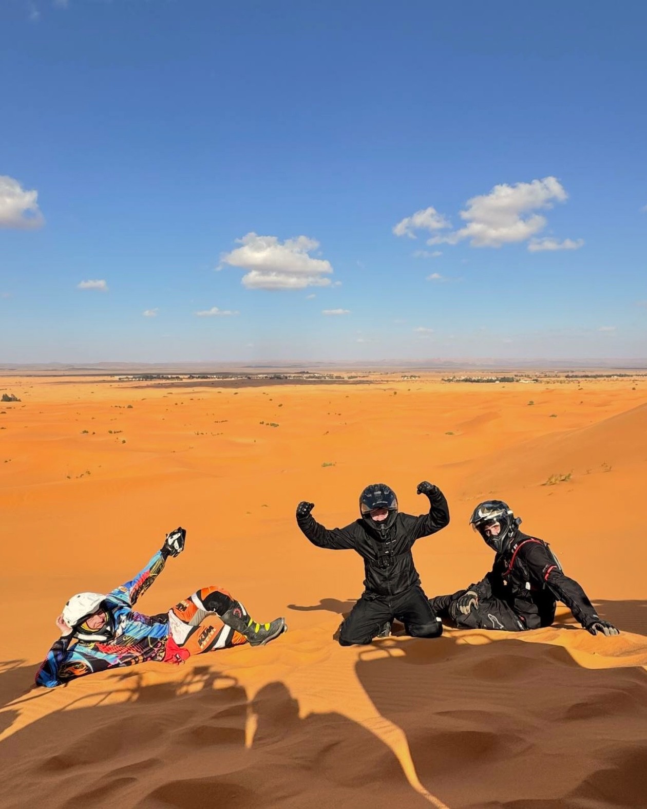 Райдер на пике скалы — испанское солнце