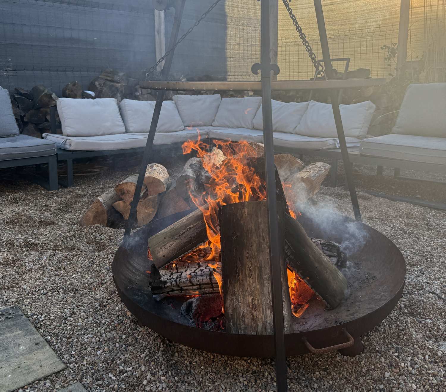 Ognisko w strefie chillout Niedźwiedzia 25 – rozgrzewająca część firmowego morsowania