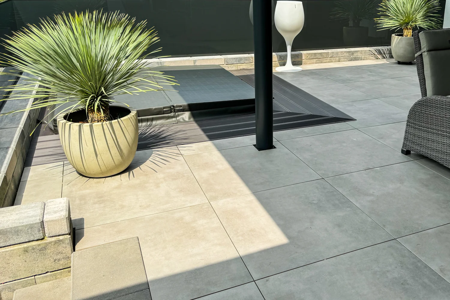 Moderne Terrasse mit Feinsteinzeug in Rösrath