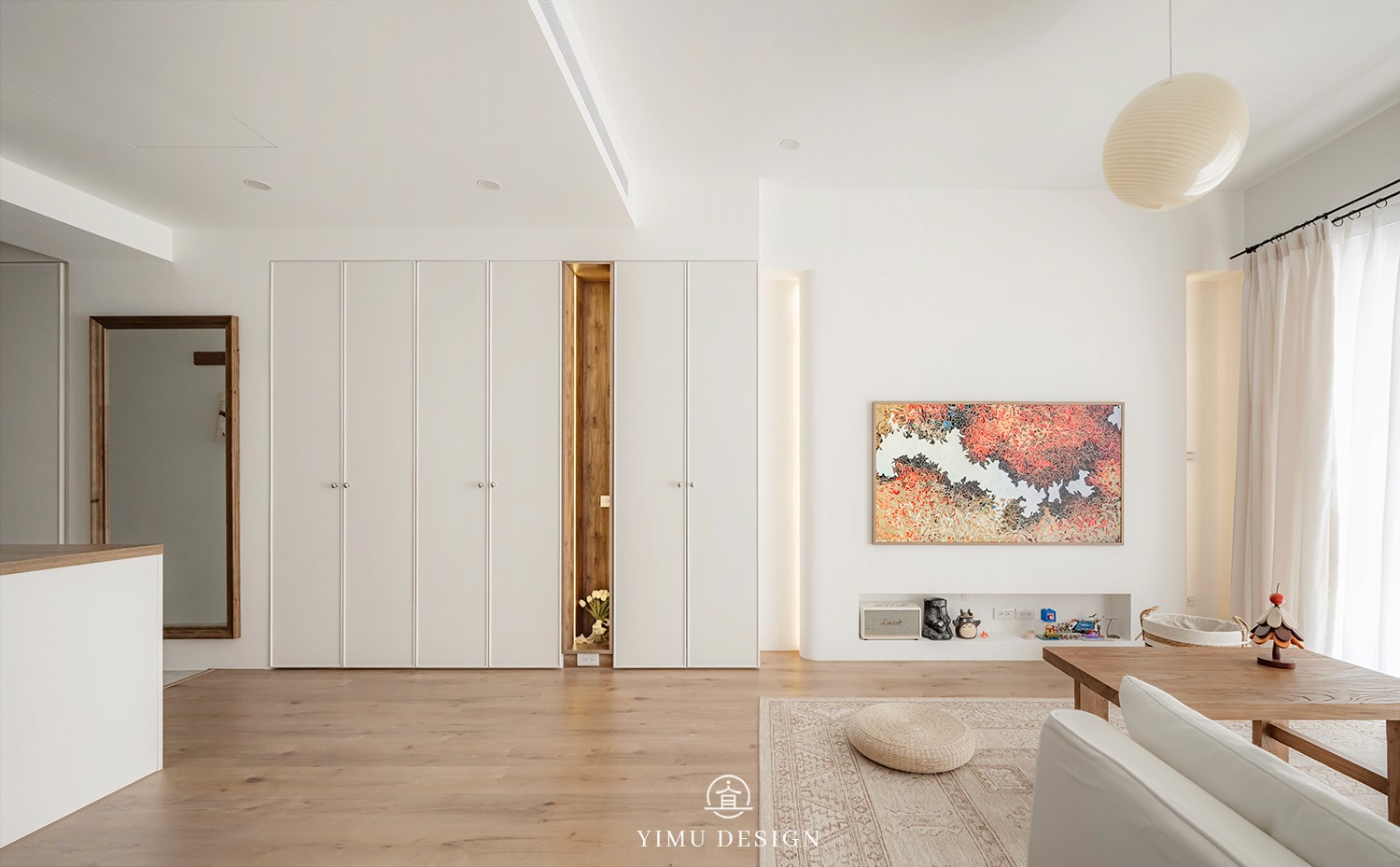 現代風住宅室內設計作品，白色收納牆與展示牆呈現簡約生活空間