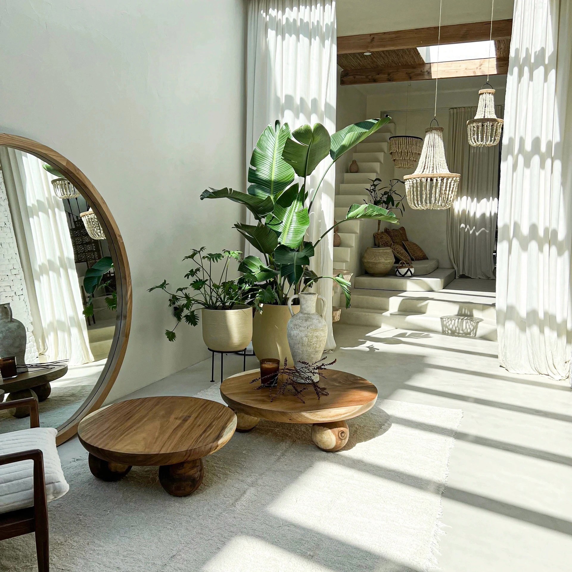 chaise en bois de teck sur fond gris