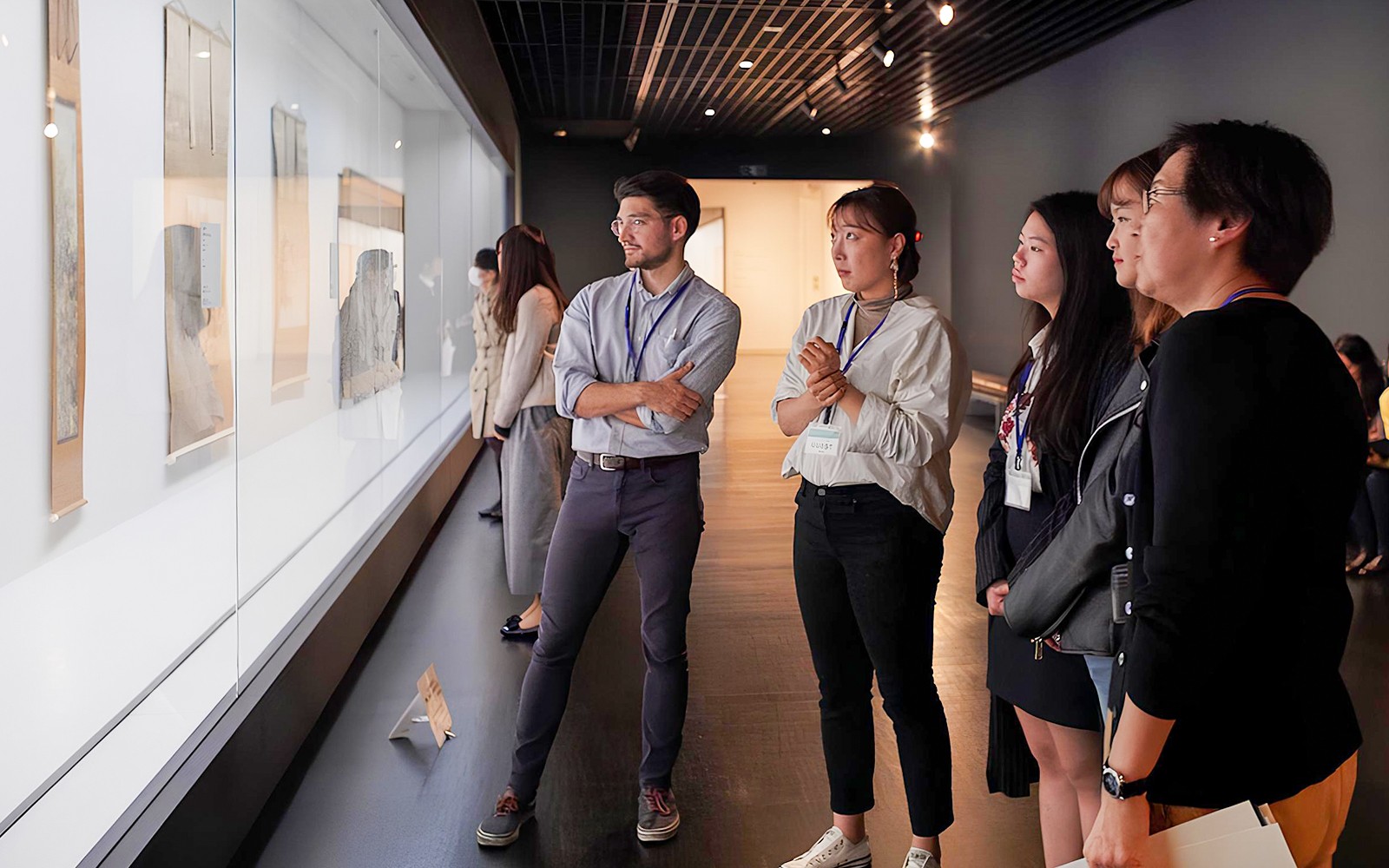 Esterno del Museo Nazionale d'Arte Moderna di Tokyo con visitatori, include biglietti della metropolitana di Tokyo.