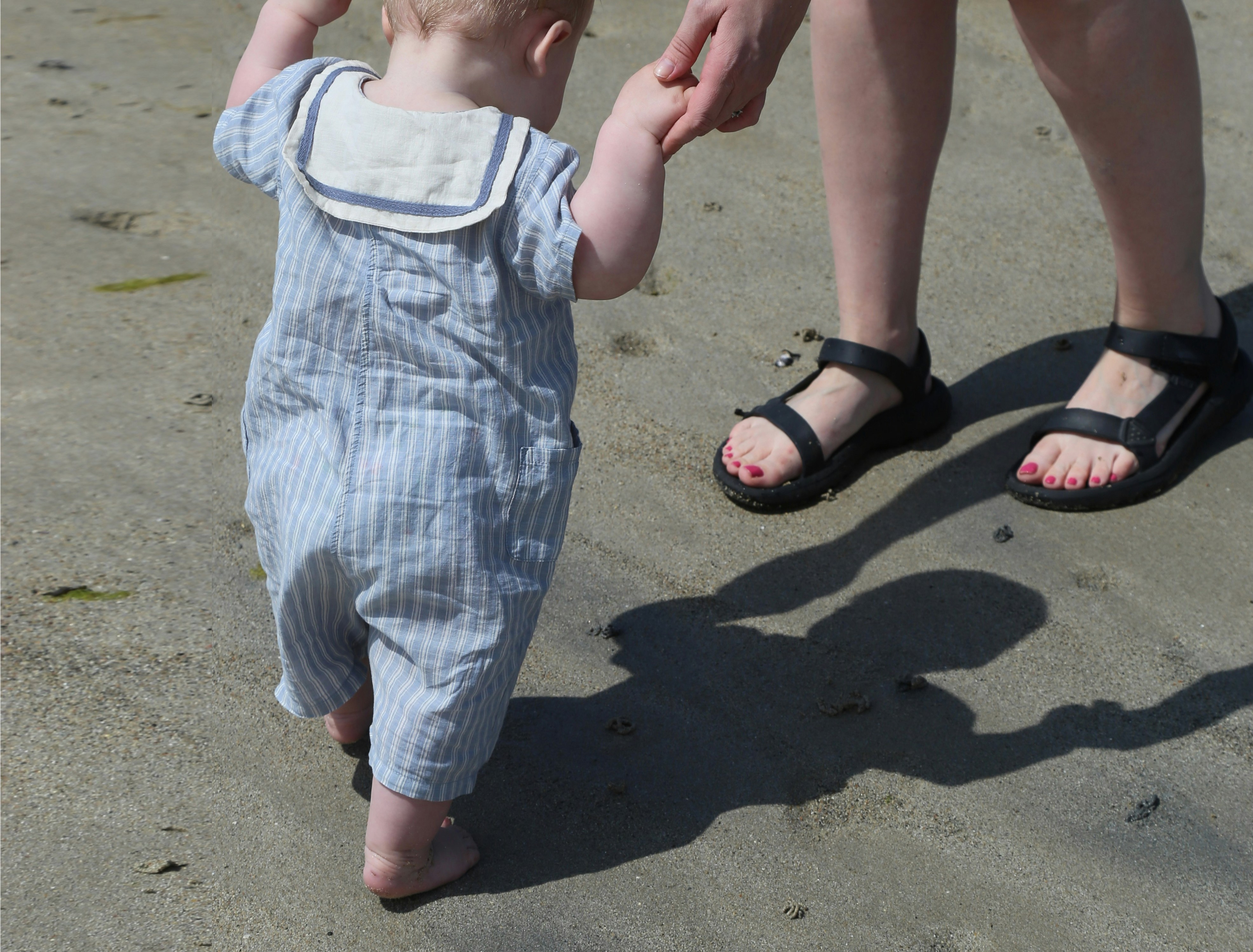 een baby die de eerste stapjes zet