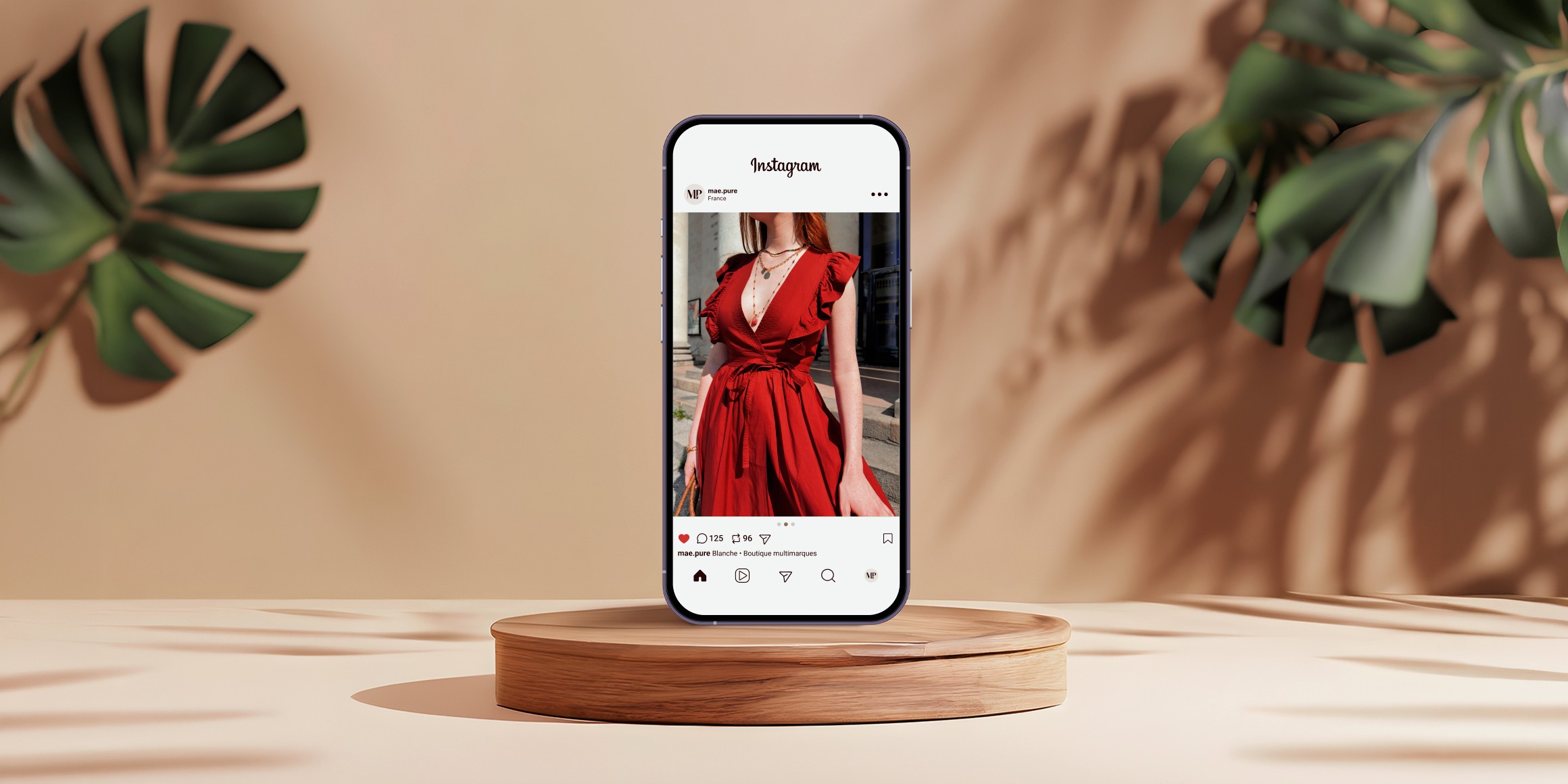 Photo de couverture du projet. Mockup dans un téléphone d'une publication instagram pour la boutique Blanche à Nantes. Il s'agit d'une photo montrant un des produits porté, réalisée lors d’un shooting photo.