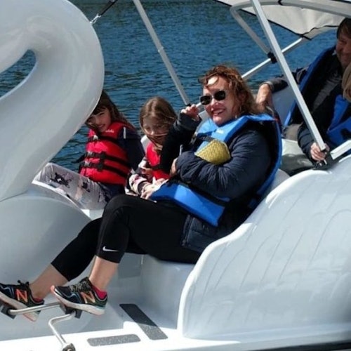 彩虹泻湖天鹅船 由趣乐运动租赁提供